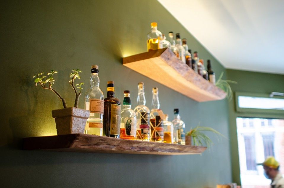 Whisky en rum op de houten planken