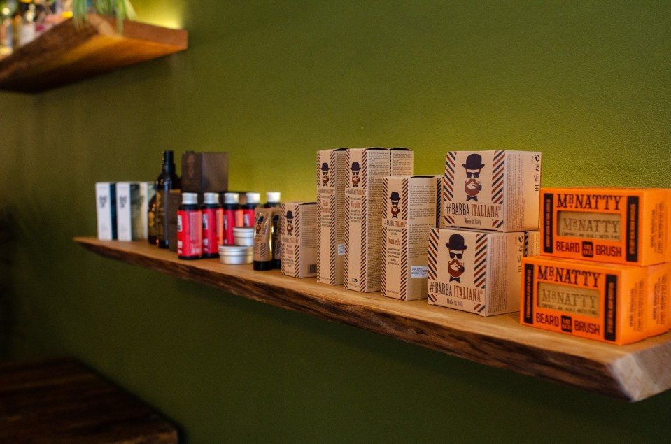 Verzorging voor haar en baard op de plank in het salon