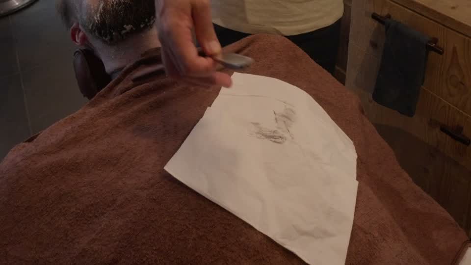 De Haartiest Ritual: klant met oogmasker onder warme doeken