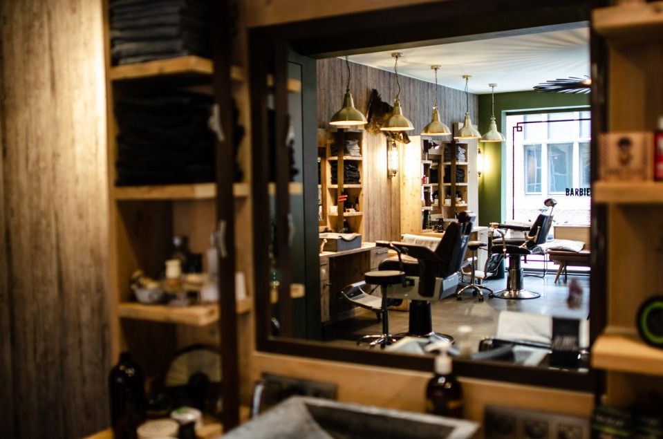 Het salon in de spiegel